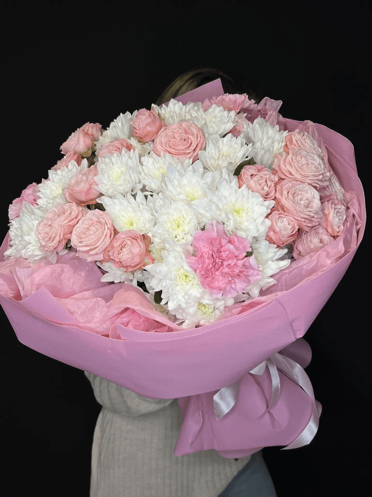 Букет «Нежные пионовидные розы и кустовая хризантема » — фото 2