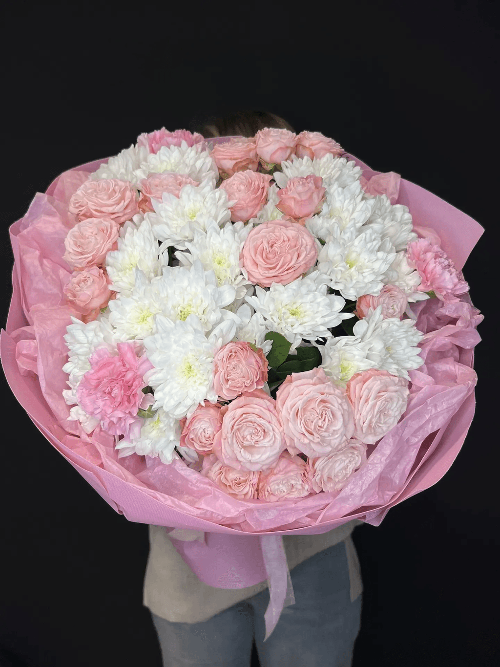 Нежные пионовидные розы и кустовая хризантема  - фото 3