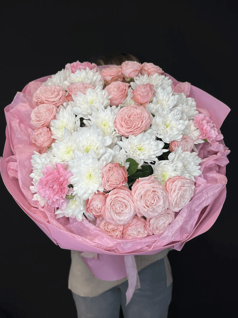 Букет «Нежные пионовидные розы и кустовая хризантема » — фото 3