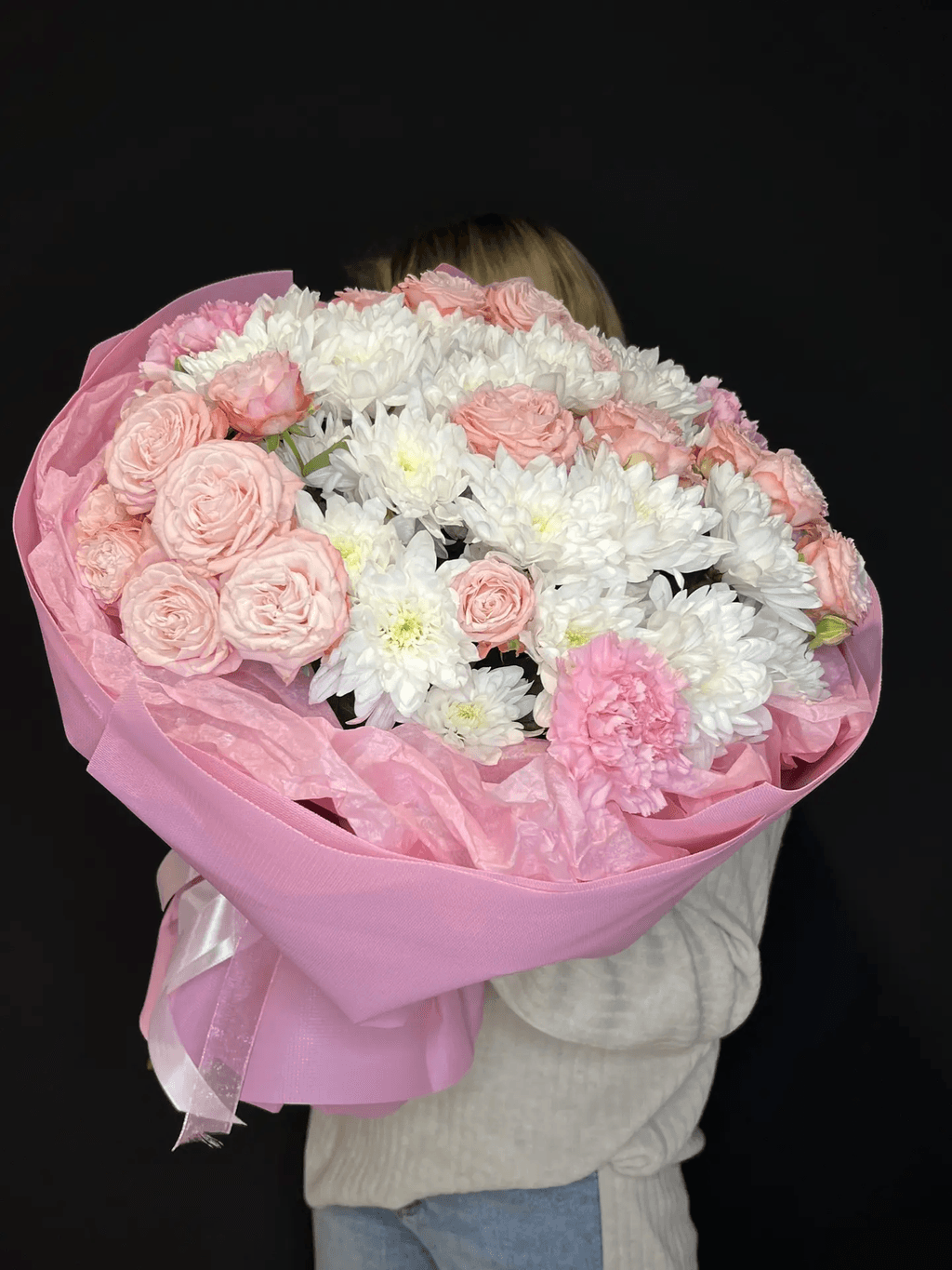 Нежные пионовидные розы и кустовая хризантема  - фото 1